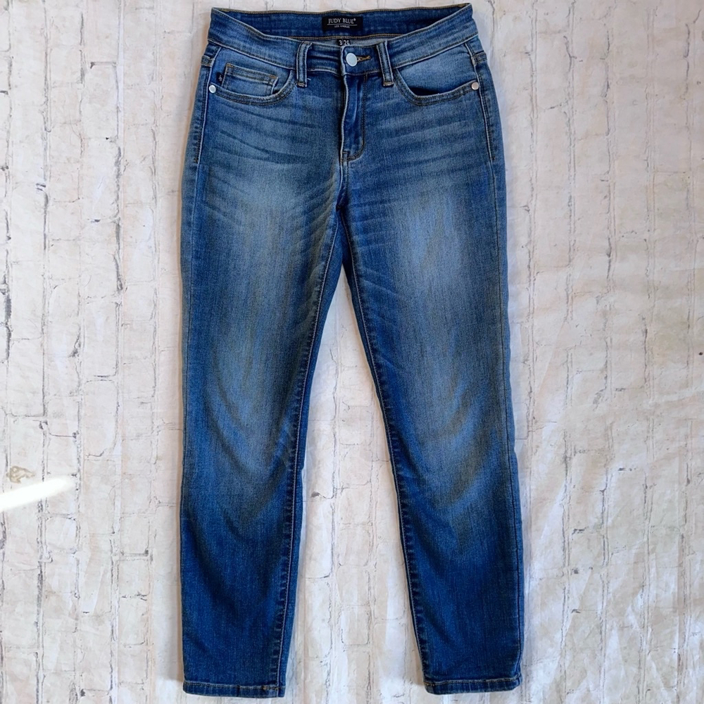 EUC Women's Size 26 Judy Blue Straight Fit Medium Blue Denim Stretch Jeans